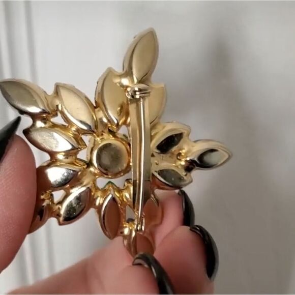 Vintage Prong Set Marquis Cut Green Blue Glass Rhinestone Unsigned Brooch Pin - Picture 3 of 4